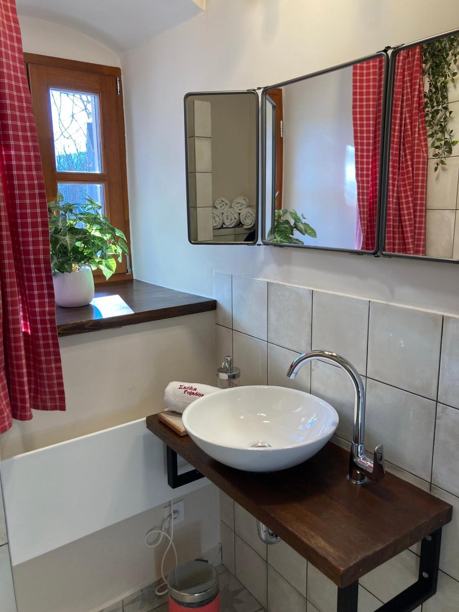 Zsoka Fogadoja Aparthotel Szentantalfa Exteriör bild